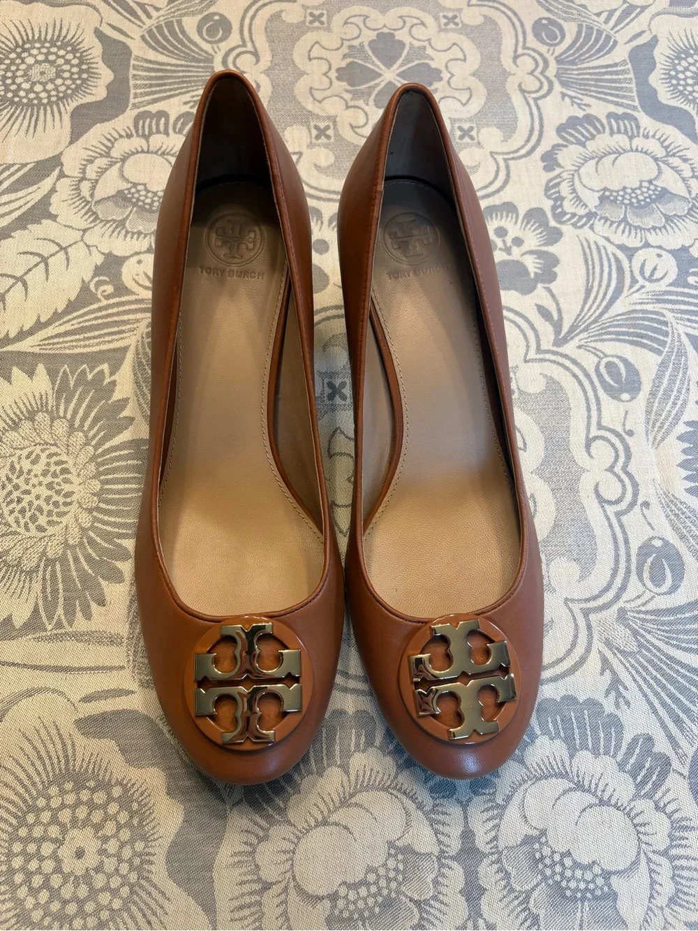 Tory Burch Janey Royal Tan Calf Leather Logo Round-Toe Janey 50 MM Pumps.